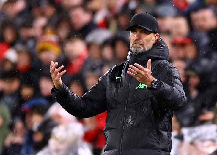 HLV Jurgen Klopp đang đau đầu vì phải đua ở cả hai mặt trận - Ảnh: REUTERS