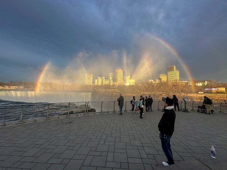 Cầu vòng hình thành trên thác Niagara ở New York, Mỹ, khi nhật thực đến trong ngày ngày 8-4 - Ảnh: REUTERS