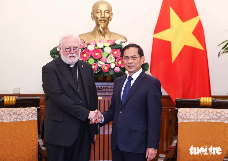 Bộ trưởng Ngoại giao Bùi Thanh Sơn bắt tay với Ngoại trưởng Tòa thánh Vatican Paul Richard Gallagher - Ảnh: NGUYỄN KHÁNH