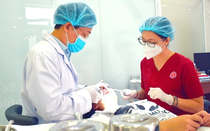 Bắt tạm giam ông chủ chuỗi Nha khoa thẩm mỹ Đại Nam Hồ Ngọc Tiên Trung - Ảnh 2.