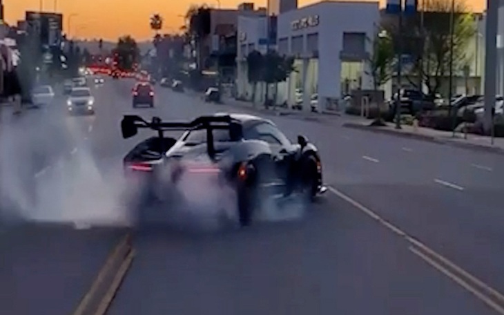 Siêu xe McLaren toác đầu khi tài xế trổ tài drift