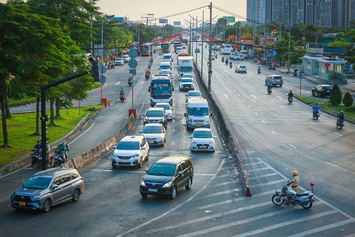 Cửa ngõ TP.HCM sau lễ không quá căng thẳng, chủ yếu ùn ở giao lộ- Ảnh 4.