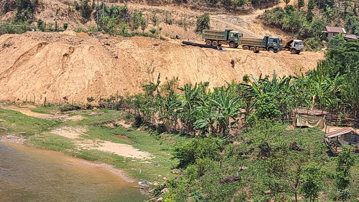 Khu vực chủ đầu tư thủy điện Đăk Mi 1 đổ thải đất đá xuống bờ sông gần cầu Đăk Choong - Ảnh: NGỌC LÂM 