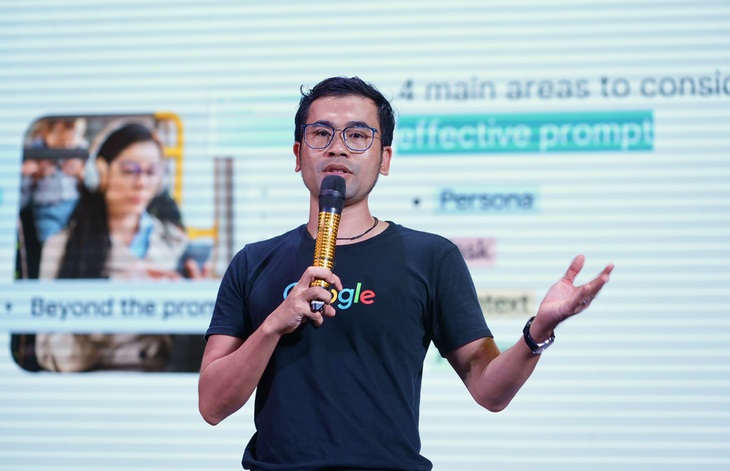 Đại diện từ Google hướng dẫn sử dụng Gemini - Ảnh: HỮU HẠNH