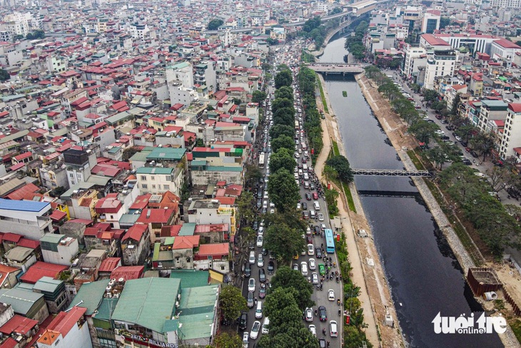 Đường Láng nhỏ hẹp, chạy qua khu dân cư đông đúc và thiếu các trục đường lớn để giải tỏa - Ảnh: HỒNG QUANG