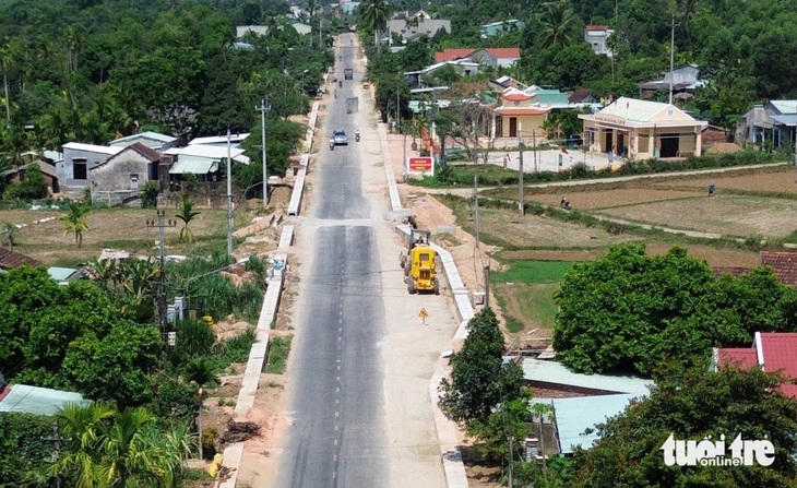 Thi công dự án cải tạo, nâng cấp quốc lộ 14E - Ảnh: M.T