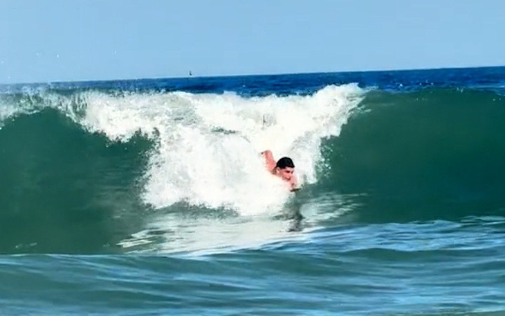 Mãn nhãn với màn trình diễn ván phản lực kéo Quốc kỳ trên sông Đà - Ảnh 2.