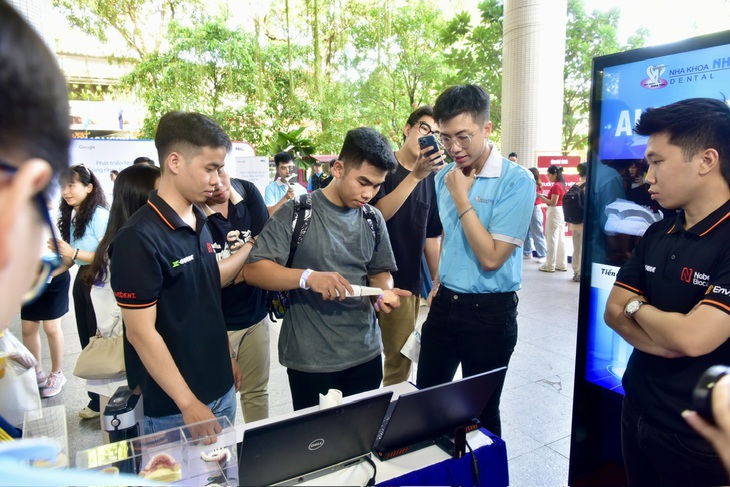 Bạn Nguyễn Thành Luân (Hóc Môn) sử dụng máy scan mini công nghệ tiên tiến của ngành nha khoa tại gian hàng nha khoa Nhân Tâm - Ảnh: T.T.D.