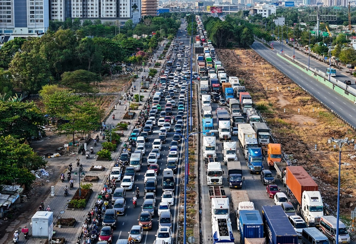 Ngày đầu nghỉ lễ 2-9, ùn ứ nhẹ tại nút giao An Phú - Ảnh 6.