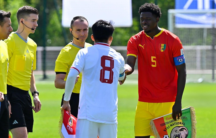 Trọng tài Francois Letexier (áo vàng, giữa) và các trợ lý làm nhiệm vụ ở trận play-off tranh vé đi Olympic - Ảnh: AFP