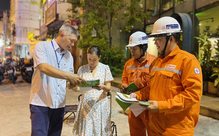 Tiêu thụ điện ở TP.HCM lập kỷ lục mới từng ngày, phải tắt đèn quảng cáo ban đêm