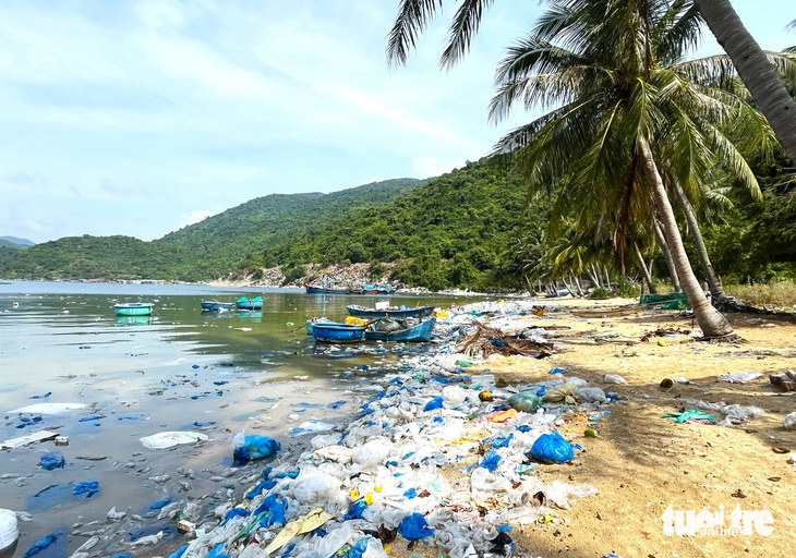 Rác thải nhựa tràn ngập bãi Chính thuộc vịnh Vũng Rô (xã Hòa Xuân Nam, thị xã Đông Hòa) - Ảnh: NGUYỄN HOÀNG