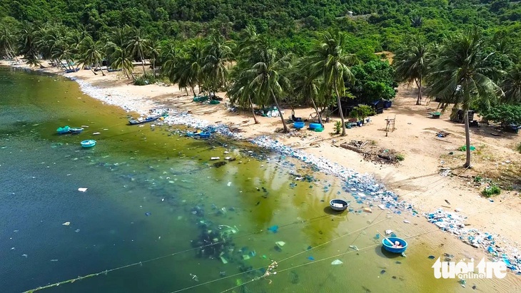 Nhìn từ trên cao, rác thải nhựa tràn ngập bãi Chính thuộc vịnh Vũng Rô (xã Hòa Xuân Nam, thị xã Đông Hòa) - Ảnh: NGUYỄN HOÀNG