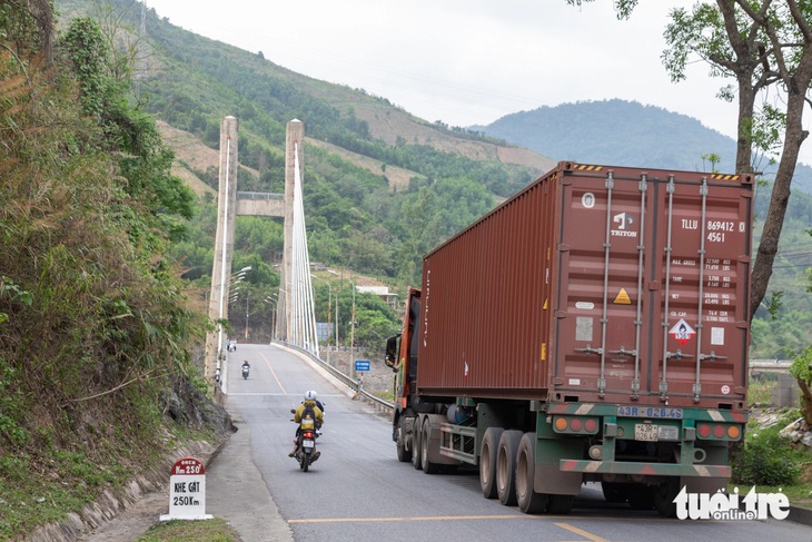 Xe tải qua cầu treo Đakrông hạn chế tốc độ còn 5km/h, qua từng chiếc một - Ảnh: HOÀNG TÁO