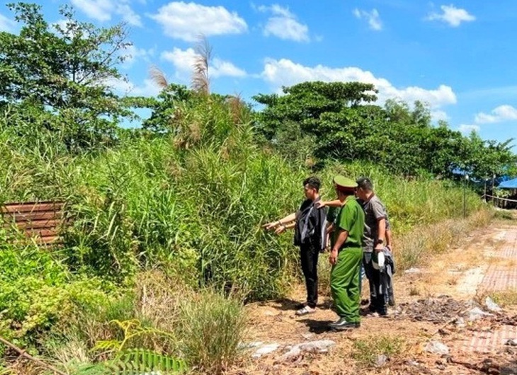 Bị can Nguyễn Đăng Khoa chỉ điểm vứt các túi ni lông chứa thi thể nạn nhân - Ảnh: CACC