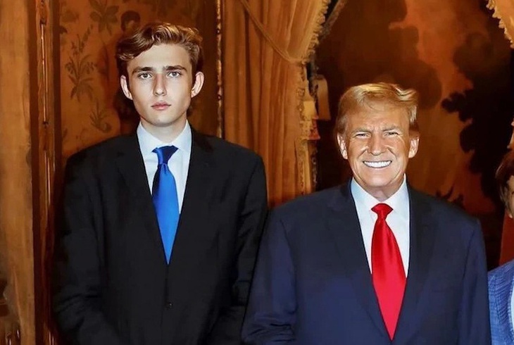 Cựu tổng thống Donald Trump và cậu út Barron Trump trong một sự kiện tại dinh thự Mar-a-Lago hồi tháng 4 - Ảnh: TELEGRAPH