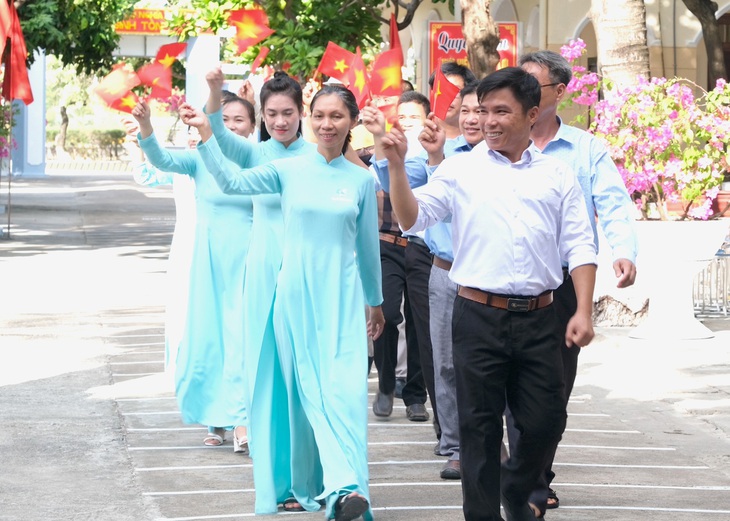 Áo dài truyền thống thường được các chị mặc để tham gia lễ chào cờ thiêng liêng nơi đảo Sinh Tồn - Ảnh: HÀ THANH