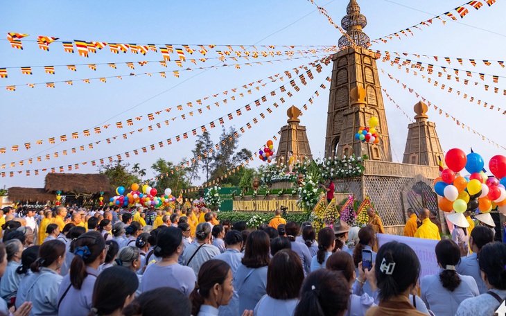 Bên bảo tháp tre chùa An Trú, cả ngàn người dự lễ Phật đản