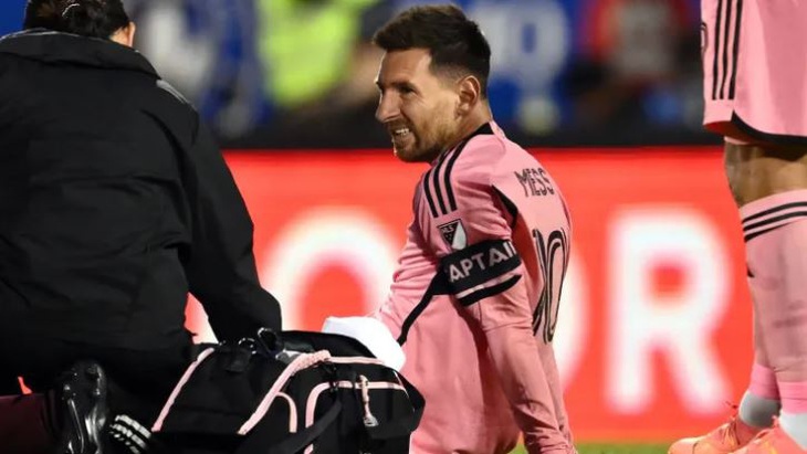 Messi được các nhân viên chăm sóc chấn thương - Ảnh: GETTY