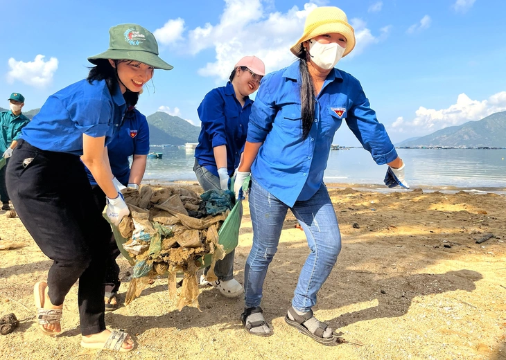 Thu gom rác trên vịnh Vũng Rô, làm sạch môi trường biển - Ảnh 2.