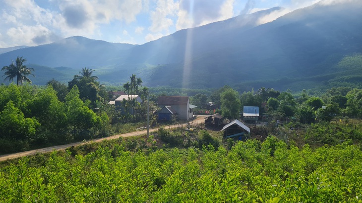 Làng Canh Giao nằm nép mình giữa rừng sâu