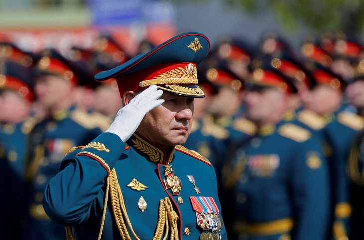 Bộ trưởng Quốc phòng Nga Sergei Shoigu xuất hiện trong cuộc diễu hành ở Matxcơva ngày 9-5 - Ảnh: REUTERS