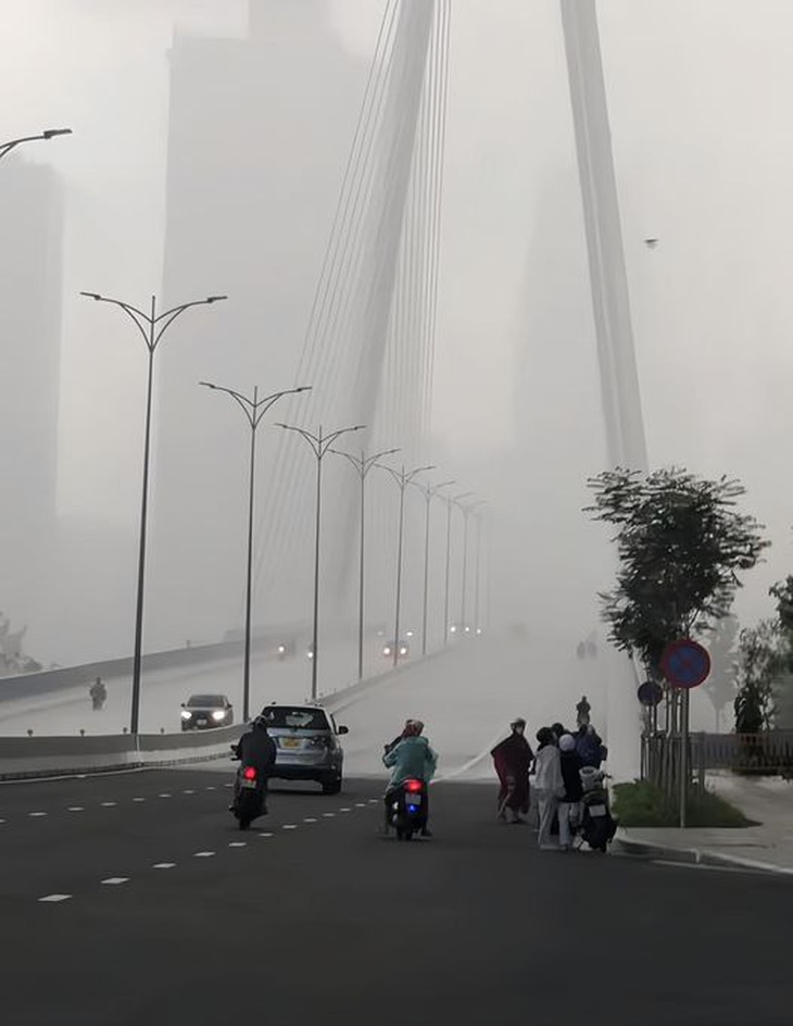 Cơn mưa này cũng giống như mấy người biết yêu là khổ mà cứ mãi... đâm đầu.