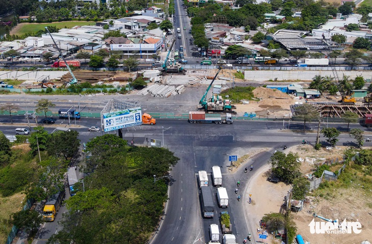 Rào chắn nút giao Nguyễn Văn Linh - Nguyễn Hữu Thọ để làm hầm chui (hướng quận 7 đi huyện Nhà Bè và ngược lại). Ghi nhận vào cuối tháng 2 - Ảnh: CHÂU TUẤN