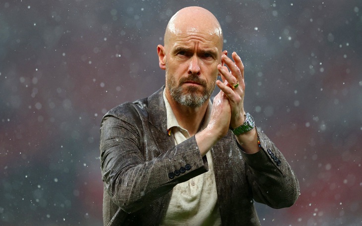 HLV Ten Hag ví dẫn dắt Man United như 