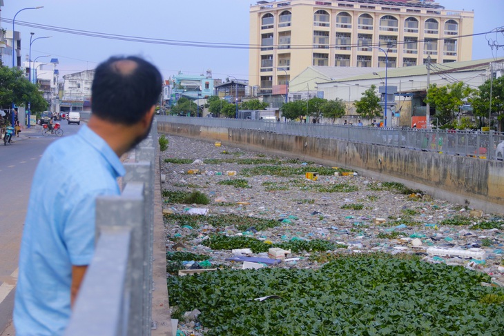 Kênh Nước Đen lại ngập ngụa rác, hôi thối không thể tưởng- Ảnh 16.