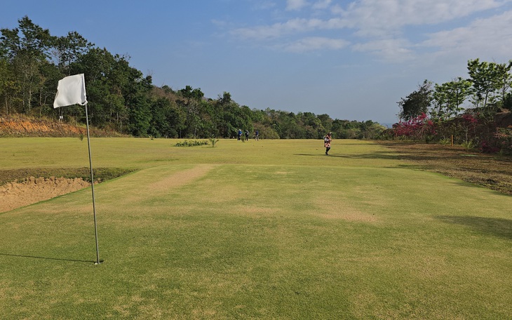 Sắp cưỡng chế công trình trên sân golf của giám đốc ngân hàng hủy hoại đất - Ảnh 7.