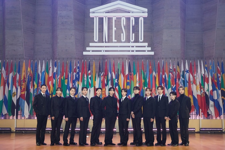 Seventeen tại trụ sở UNESCO ở Paris (Pháp) - Ảnh: Pledis Entertainment