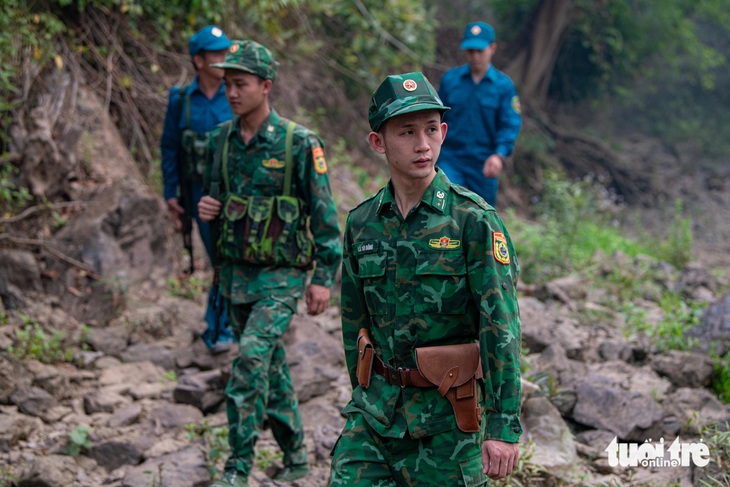 Trung úy Lò Văn Đông dẫn đầu cùng đồng đội làm nhiệm vụ tuần tra khu vực biên giới - Ảnh: NAM TRẦN Trung úy Lò Văn Đông dẫn đầu cùng đồng đội làm nhiệm vụ tuần tra khu vực biên giới - Ảnh: NAM TRẦN