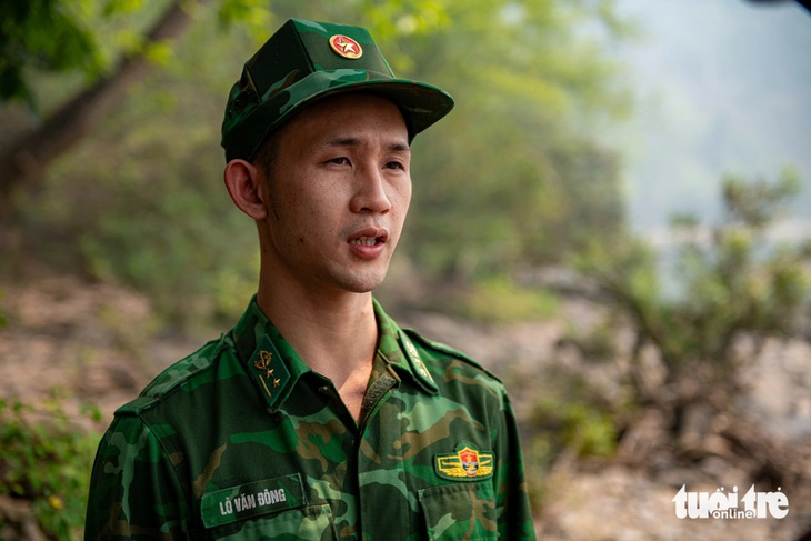 24 tuổi (năm 2024), trung úy Lò Văn Đông làm đội trưởng tham mưu hành chính ở Đồn biên phòng Mường Mươn (Bộ chỉ huy Bộ đội biên phòng tỉnh Điện Biên). Với thành tích nổi bật trong phòng chống dịch nên ngay sau khi được điều động về Đồn biên phòng Mường Mươn, trung úy Lò Văn Đông đã được phân công làm đội trưởng tham mưu hành chính - Ảnh: NAM TRẦN