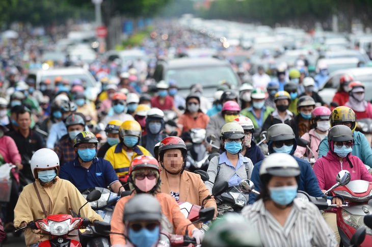 Đô thị lớn có nhiều vấn đề, nhưng hàng triệu người vẫn chọn bám trụ nơi đây - Ảnh: QUANG ĐỊNH