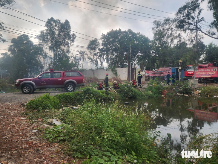 Cảnh sát đã dùng máy bơm công suất lớn bơm nước trực tiếp dưới kênh gần đó để chữa cháy - Ảnh: NGỌC KHẢI