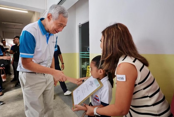 Thủ tướng Lý Hiển Long giao lưu với học sinh lớp 3 tại Trường tiểu học Townsville, Singapore ngày 3-2-2024 - Ảnh: THE STRAITS TIMES