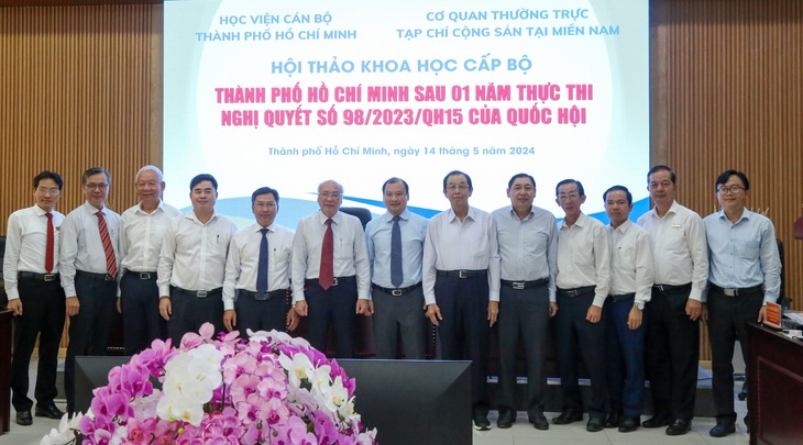 Các đại biểu chụp ảnh lưu niệm tại hội thảo khoa học - Ảnh: THẢO LÊ 