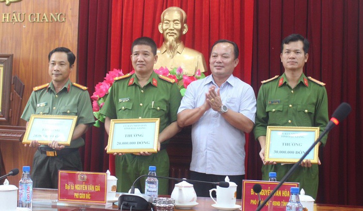 Lãnh đạo UBND tỉnh Hậu Giang khen thưởng công an tham gia phá vụ án bắt cóc đòi tiền chuộc 10 tỉ đồng - Ảnh: B.B.