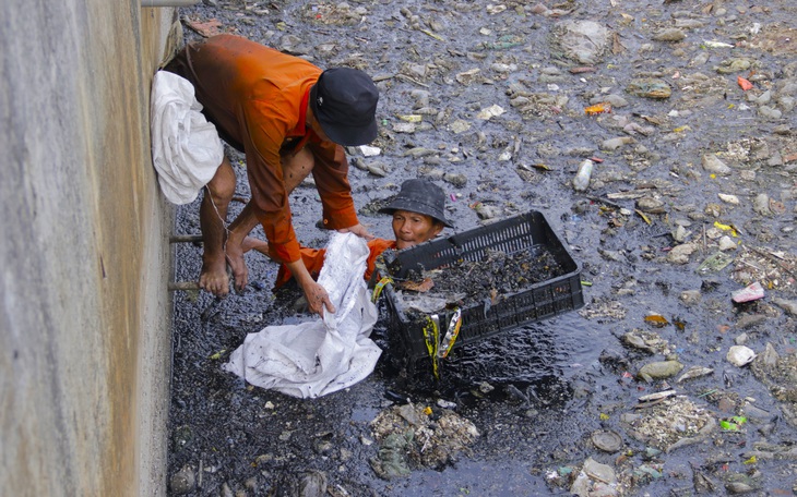 Kênh Nước Đen ô nhiễm do chưa bàn giao quản lý