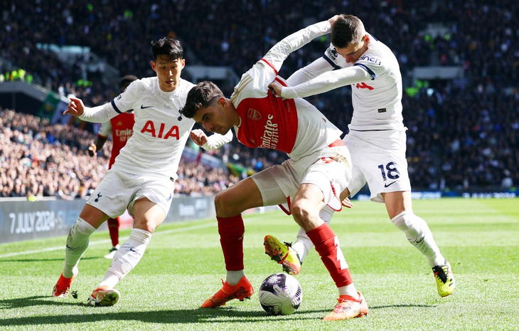 Arsenal (giữa) hy vọng Tottenham có thể giúp họ vượt mặt Man City  - Ảnh: REUTERS