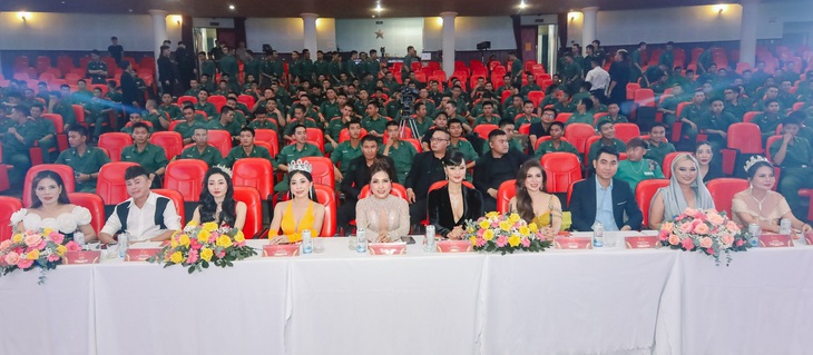 Đêm thi có sự tham dự của đại diện ban tổ chức gồm Chủ tịch Miss Vietnam Business Đặng Gia Bena - nhà sáng lập cuộc thi, bà Hoa Nam - trưởng ban tổ chức, Á hậu Hạnh Nguyên, ông Trung Hoàng - giám đốc truyền thông - phó ban tổ chức, ông Dũng Sài Gòn - tổng đạo diễn cùng hội đồng ban giám khảo, Á hậu 1 kiêm Giám đốc quốc gia Miss Universe Viet Nam Hương Ly, Hoa hậu thiện nguyện Trịnh Lan Trinh.