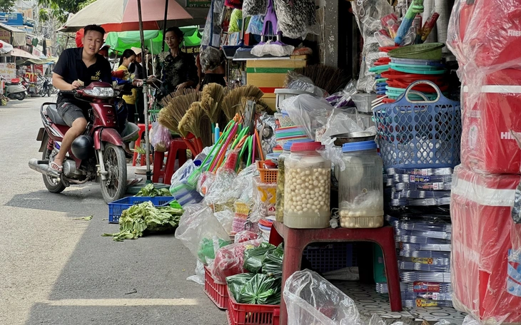 Chợ tự phát tràn ra quốc lộ 14 còn chợ đầu tư tiền tỉ bỏ hoang - Ảnh 2.