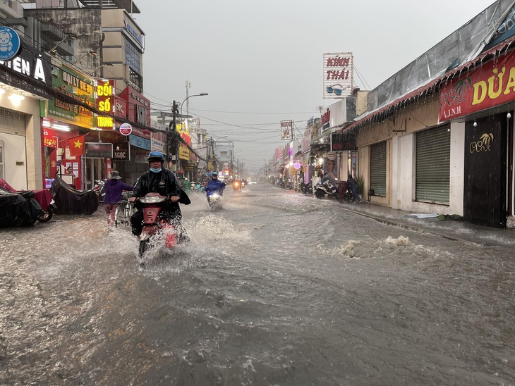 Mưa ngập ở Thủ Đức- Ảnh: CHÂU TUẤN