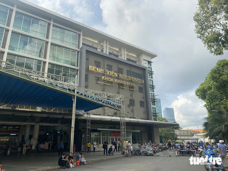 Bé trai trong vụ chồng đâm vợ con ở Thủ Đức: Phải mổ 3 giờ liền- Ảnh 1. Bé trai 7 tuổi trong vụ án mạng người chồng sát hại vợ con rồi tự tử ở TP Thủ Đức (TP.HCM) đang được điều trị tại Bệnh viện Nhi đồng 2 - Ảnh: XUÂN MAI