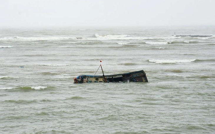 Ghe tàu lớn muốn ra biển phải tốn 1 đến 2 triệu đồng do cửa biển bị cạn - Ảnh 2.