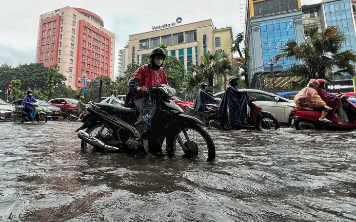 Mưa lớn, nhiều đường phố Hà Nội thành sông, xe cộ hỗn loạn