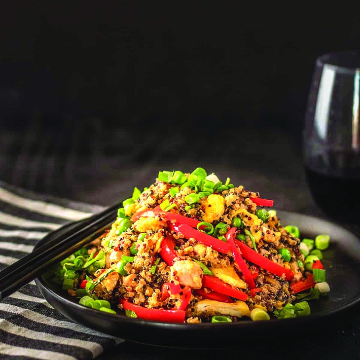 Chaufa với hạt quinoa.  Ảnh: beyondmeresustenance.com