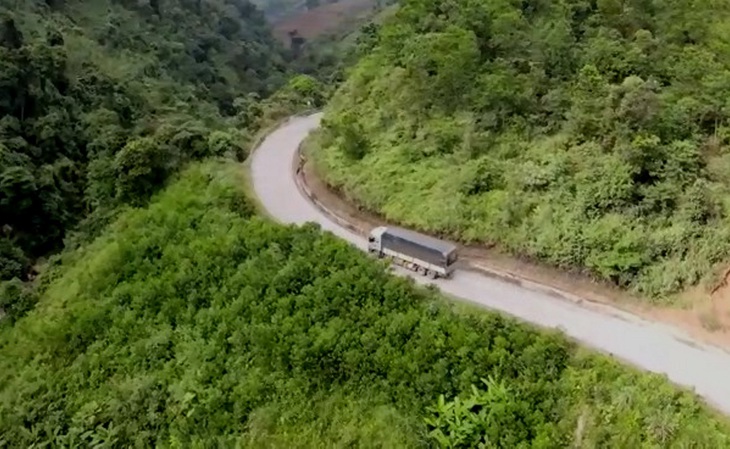 Những đoạn đường cong ở vùng đồi núi, thường tiềm ẩn nhiều nguy hiểm khi vượt xe - Ảnh: QUỐC NAM