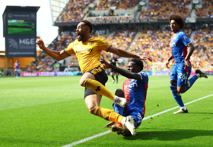 Wolverhampton (trái) mở màn cho chiến dịch chống lại VAR - Ảnh: REUTERS